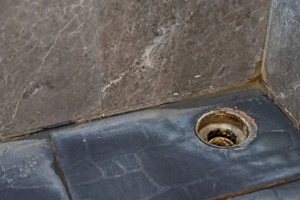 욕실의 더러운 배수구가 닫히다 — 스톡 사진
