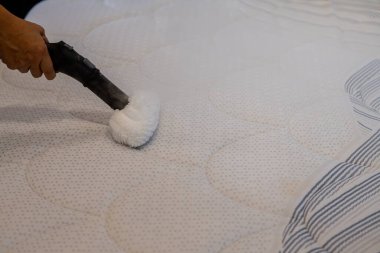 Buhar temizleyicisiyle yatak temizleme. Yatak temizleme konsepti..