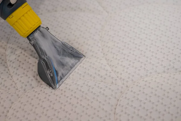 Trabalhador Limpeza Uma Cama Com Aspirador Vácuo Método Extração — Fotografia de Stock