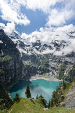 Oeschinen Gölü manzaralı, Kandersteg, İsviçre. İsviçre Alplerinde Meşhur Göl.