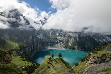 Oeschinen Gölü manzaralı, Kandersteg, İsviçre. İsviçre Alplerinde Meşhur Göl.