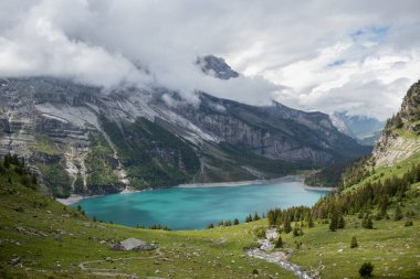 Oeschinen Gölü manzaralı, Kandersteg, İsviçre. İsviçre Alplerinde Meşhur Göl.