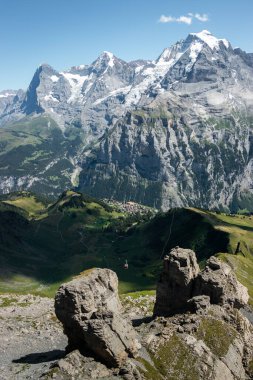 Schilthorn, Berner Oberland, İsviçre 'den görüntü. Yazın karlı tepeleri olan İsviçre Alpleri.