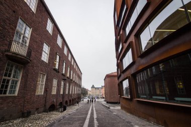 Stockholm Üniversitesi, İsveç. Kırmızı tuğlaları kullanarak modern mimari.