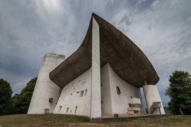 Notre-Dame-du-Haut (Ronchamp) Kilisesi, İsviçreli mimar Corbusier tarafından Fransa 'da