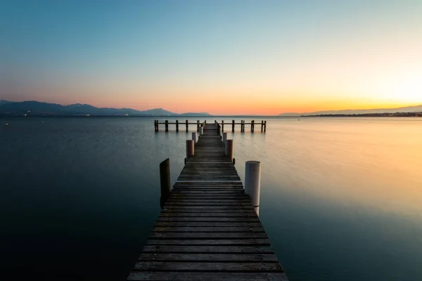 Lac Leman Plajı ya da Cenevre Gölü, İsviçre. Genfersee 'de gün batımı.