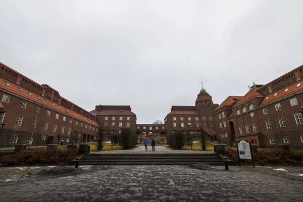 Stockholm Üniversitesi, İsveç. Kırmızı tuğlaları kullanarak modern mimari.