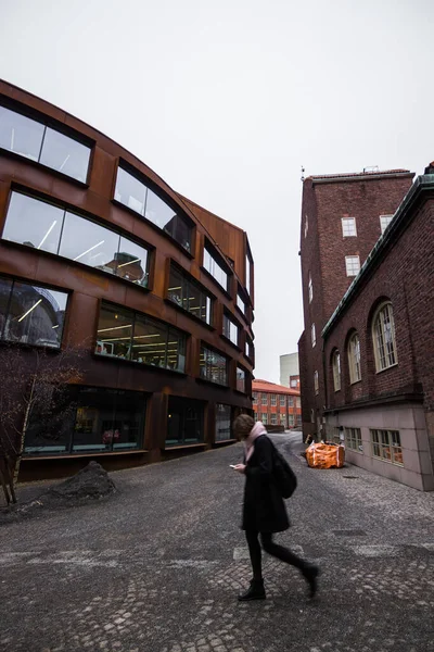 Stockholm Üniversitesi, İsveç. Kırmızı tuğlaları kullanarak modern mimari.