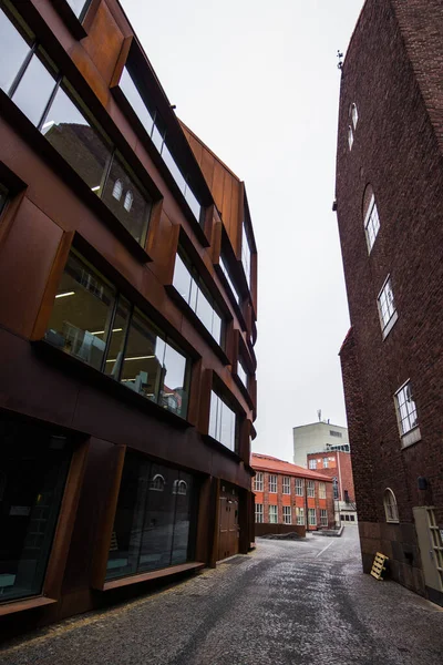 Stockholm Üniversitesi, İsveç. Kırmızı tuğlaları kullanarak modern mimari.
