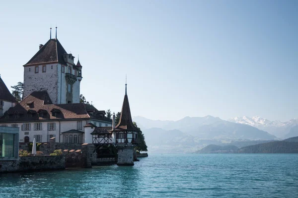 İsviçre Thuner Gölü 'ndeki Oberhofen Kalesi.