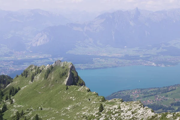 İsviçre Alplerinde yürüyüş. Berner Oberland 'daki Yeşil Dağ Tepesi, Schweiz.