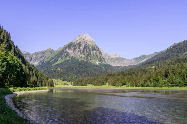 Obersee, Nfels, İsviçre. İsviçre Alplerinde Yaz Yürüyüşü.