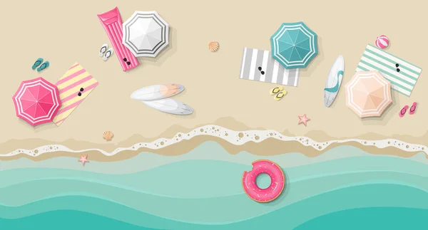 Renkli plaj şemsiyeleri, havluları ve sörf tahtasıyla yazlık panorama