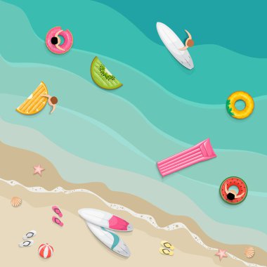 Renkli yüzme araçları, sörf tahtaları ve insanlarla dolu yaz sahili.