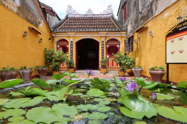 Hoi An, Vietnam, 10 Ekim 2021: Hoi An, Vietnam 'daki Hy Hoa tapınağının avlusunda nilüferler