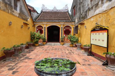 Hoi An, Vietnam, 10 Ekim 2021: Hoi An, Vietnam 'daki Hy Hoa tapınağının giriş avlusundan görüntü