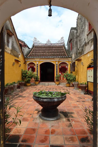 ホイアン ベトナム 2021年10月10日 ベトナムのホイアンにあるホイホア寺院のメインエントランスから中庭の景色 — ストック写真