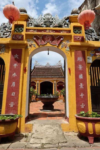 ホイアン ベトナム 2021年10月10日 ベトナムのホイアンにあるホア寺院の扉の垂直方向の眺め — ストック写真