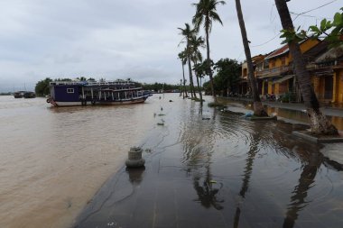 Hoi An, Vietnam, 17 Ekim 2021: Thu Bon nehri Hoi An, Vietnam 'da sağanak yağış nedeniyle taşar