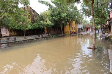 Hoi An, Vietnam, 17 Ekim 2021: Vietnam 'ın Hoi An kentindeki Thu Bon Nehri' ni taşıran sağanak yağış ile taşan bir cadde