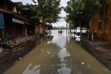 Hoi An, Vietnam, 17 Ekim 2021 Hoi An, Vietnam 'da Thu Bon nehri boyunca sel basmış bir cadde