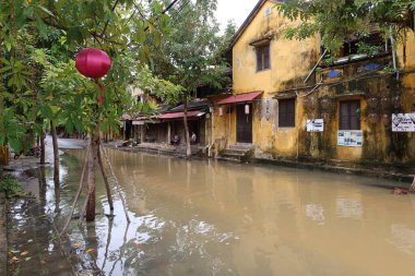 Hoi An, Vietnam, 17 Ekim 2021 Hoi An, Vietnam 'da Thu Bon nehri boyunca tarihi bir şehir caddesi sular altında kaldı.