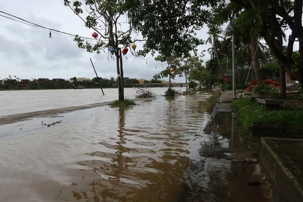 Hoi An, Vietnam, 17 Ekim 2021 Thu Bon Nehri 'nin taşan suları Hoi An, Vietnam' daki evlerin kapılarına çoktan ulaştı.
