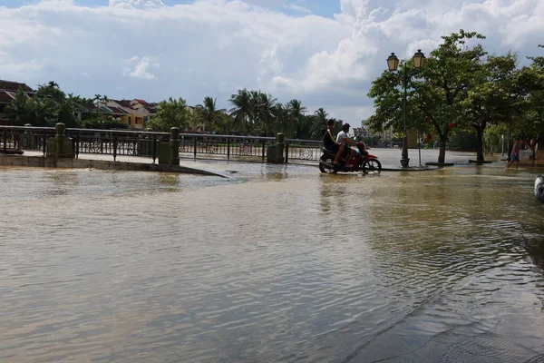 베트남 2021 베트남 호이안 중부의 홍수가 도로에서 오토바이를 2021 우기중에 — 스톡 사진