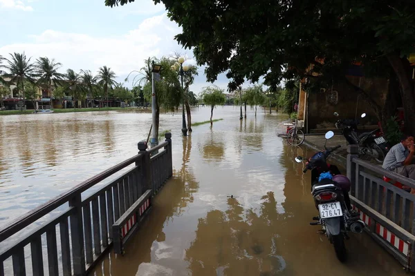 베트남 호이안 2021 베트남 중부의 홍수가 거리에 오토바이 2021 우기중에 — 스톡 사진