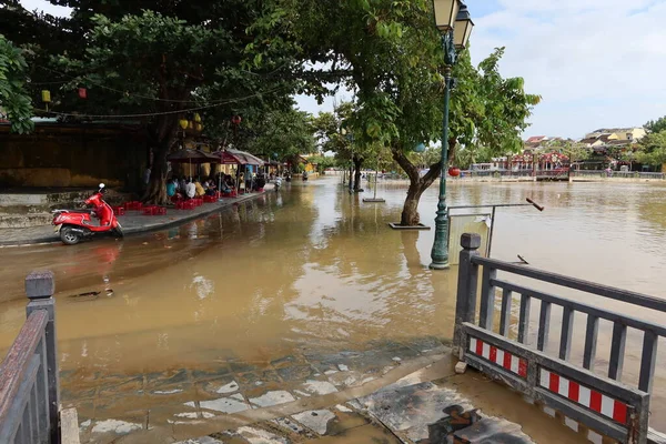 Hoi Vietnam October 2021 Motorbike Flooded Street Central Hoi Vietnam — Stock Photo, Image