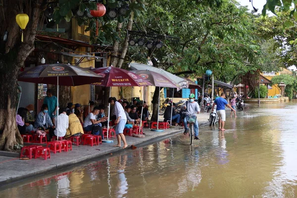 Hoi Vietnam Ottobre 2021 Molte Persone Sulla Terrazza Bar Una — Foto Stock