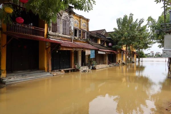 Hoi An, Vietnam, 25 Ekim 2021: Hoi An, Vietnam şehir merkezinde Thu Bon nehri boyunca bir sokak 2021 yağmur sezonu boyunca taştı.
