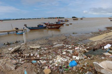 Hoi An, Vietnam, 30 Ekim 2021 Duy Hai balıkçı limanında balıkçı tekneleri. Thu Bon nehri ağzı. Hoi An, Vietnam