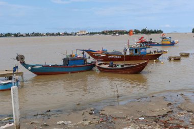 Hoi An, Vietnam, 30 Ekim 2021 Duy Hai balıkçı limanında tekneler. Thu Bon nehri ağzı. Hoi An, Vietnam