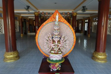 Hoi An, Vietnam, 20 Kasım 2021: Chua Nhon An Tapınağı 'nın girişinde çok başlı, çok kollu bir tanrıçanın heykeli. Hoi An, Vietnam