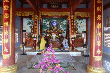 Hoi An, Vietnam, 20 Kasım 2021: Chua Nhon An Tapınağının üst dua salonunda iki rahip. Hoi An, Vietnam
