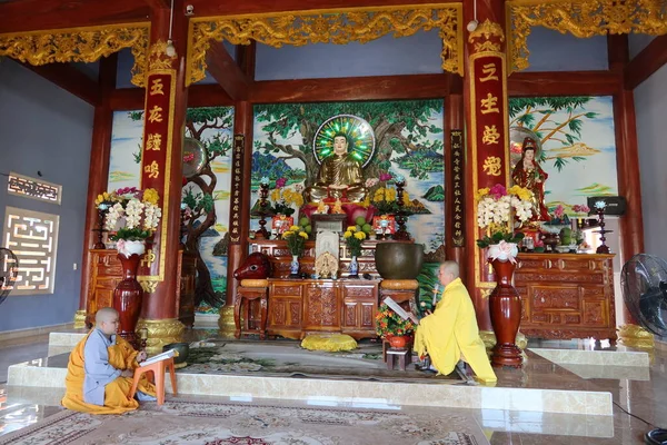 Hoi Vietnam Noviembre 2021 Dos Monjes Rezan Sala Oración Superior — Foto de Stock