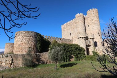 San Martin de Valdeiglesias, Madrid, İspanya, 7 Ocak 2022: 1434 yılında inşa edilen Coracera ortaçağ kalesinin dış görünüşü