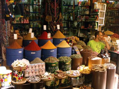 Marakeş, Fas, 13 Ağustos 2012: Bir adam Marakeş 'te bir dükkanda müşterileri bekliyor. Fas