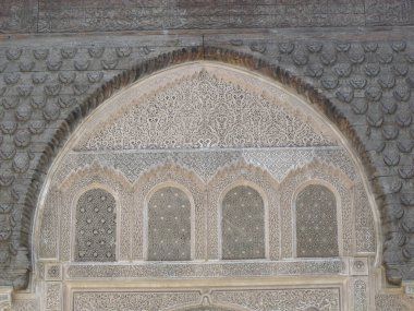 Marakeş, Fas, 14 Ağustos 2012: Marakeş 'teki Medersa Ben Youssef' in el yapımı pencereleri. Fas