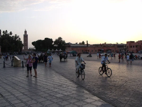 2012年8月12日 摩洛哥马拉喀什 夏日上午 两名男子骑着自行车在Jemaa Afna广场散步 马拉喀什 摩洛哥 — 图库照片
