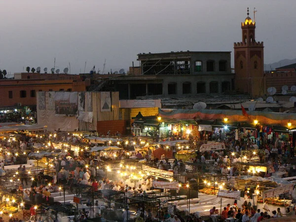 2012年8月12日 摩洛哥马拉喀什 Jemaa Afna广场黄昏时分挤满了人 马拉喀什 摩洛哥 — 图库照片