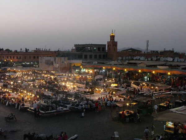Marakeş, Fas, 12 Ağustos 2012 Jemaa El Afna Meydanı 'nda Alacakaranlık. Marakeş. Fas.