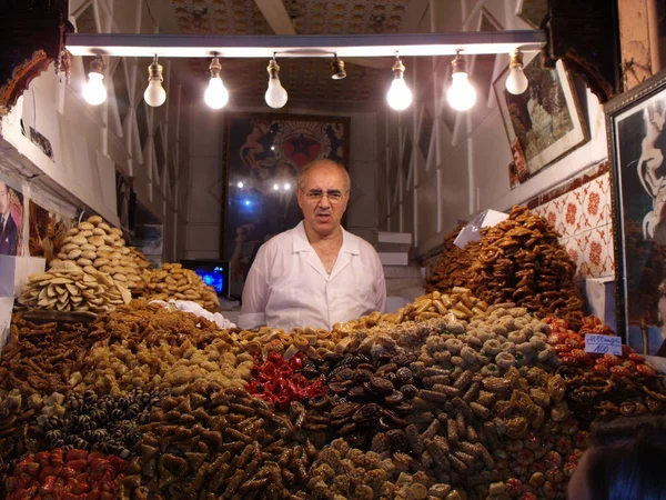 Marakeş, Fas, 12 Ağustos 2012: Bir adam Marakeş çarşısında bir sokakta şeker satıyor. Fas
