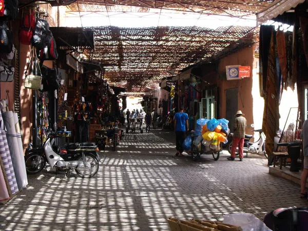 マラケシュ モロッコ 2012年8月13日 マラケシュのカラフルな通りの一つ モロッコ — ストック写真