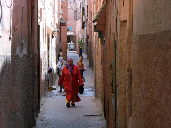 2012年8月13日モロッコ マラケシュ マラケシュの狭い通りを歩く人々 モロッコ — ストック写真