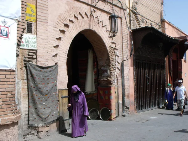 Marrákeš Maroko Srpna 2012 Žena Vedle Vchodu Ulice Marrákeši Maroko — Stock fotografie