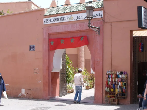 Marrakech Maroko Sierpnia 2012 Człowiek Przy Drzwiach Muzeum Marrakeszu Maroko — Zdjęcie stockowe