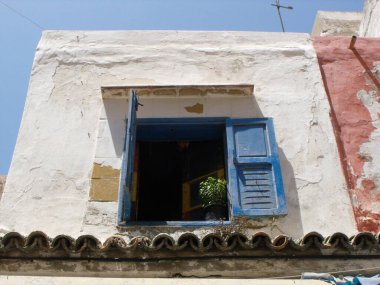 Essaouira, Fas, 15 Ağustos 2012: Essaouira, Fas 'ta bir evde açık pencere