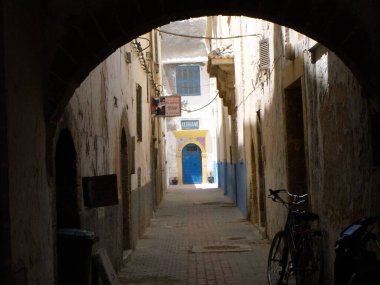 Essaouira, Fas, 15 Ağustos 2012: Essaouira, Fas 'taki evler sokağı